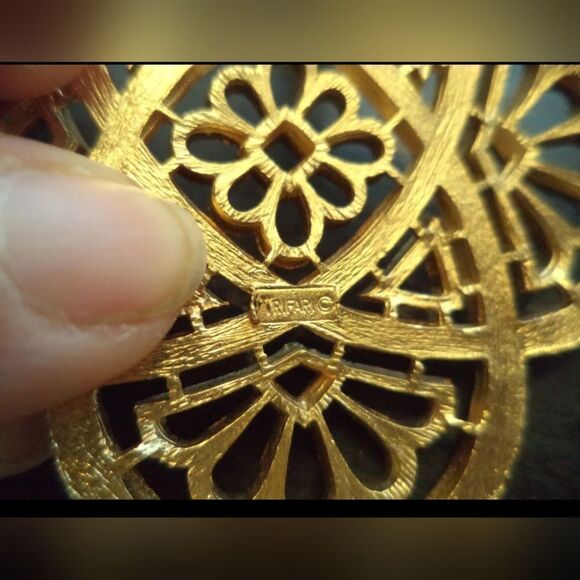 RARE VINTAGE  SIGNED CROWN TRIFARI 27" NECKLACE EXCELLENT CONDITION - Picture 2 of 13